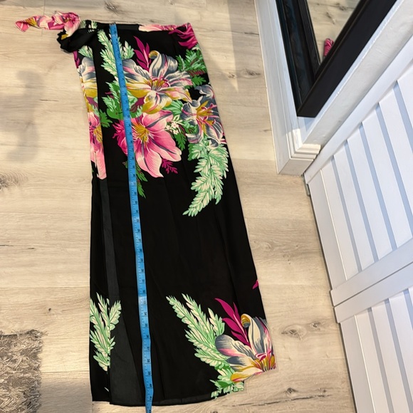 Walter Baker NWT Paradise Sarong in Grand Magnolia color, 100% Polyester. - Picture 9 of 9